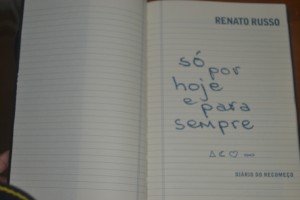 A folha de rosto nos passa a sensação que estamos lendo um caderno.