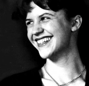 Sylvia Plath, autora de A Redoma de Vidro que inspirou Redoma. Tirou sua própria vida em 1963, dentro da própria casa.