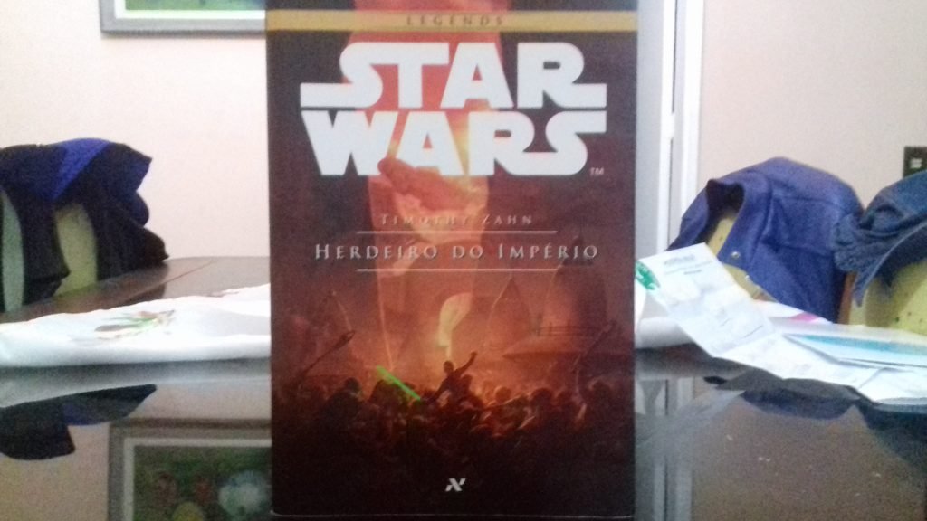 Capa do livro. Reparem no Luke empunhando seu sabre de luz verde no meio da horda! 