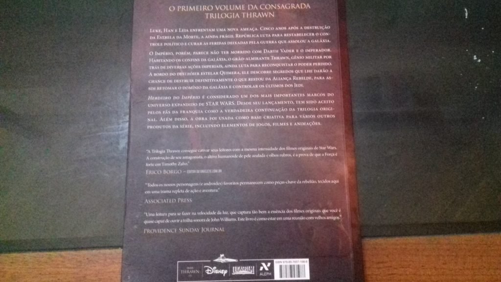 Contra capa do livro. No canto inferior, há os selos da Lucasfilm e da Disney.