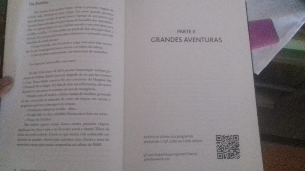 Algumas páginas apresentam um QR Code que dá acesso as reportagens citada no livro