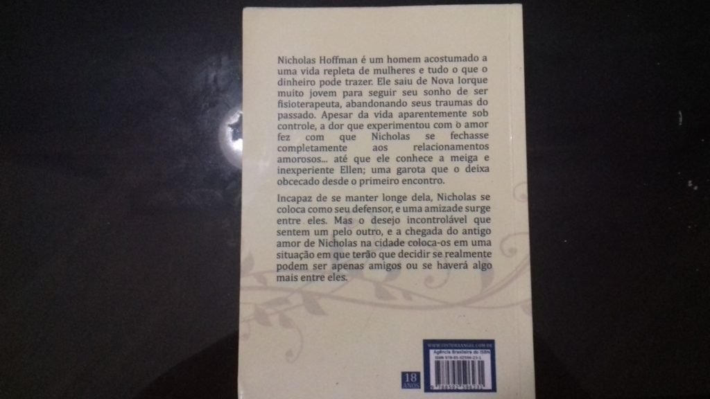 Contra capa do livro. Destaque para a classificação +18 anos na parte inferior. 